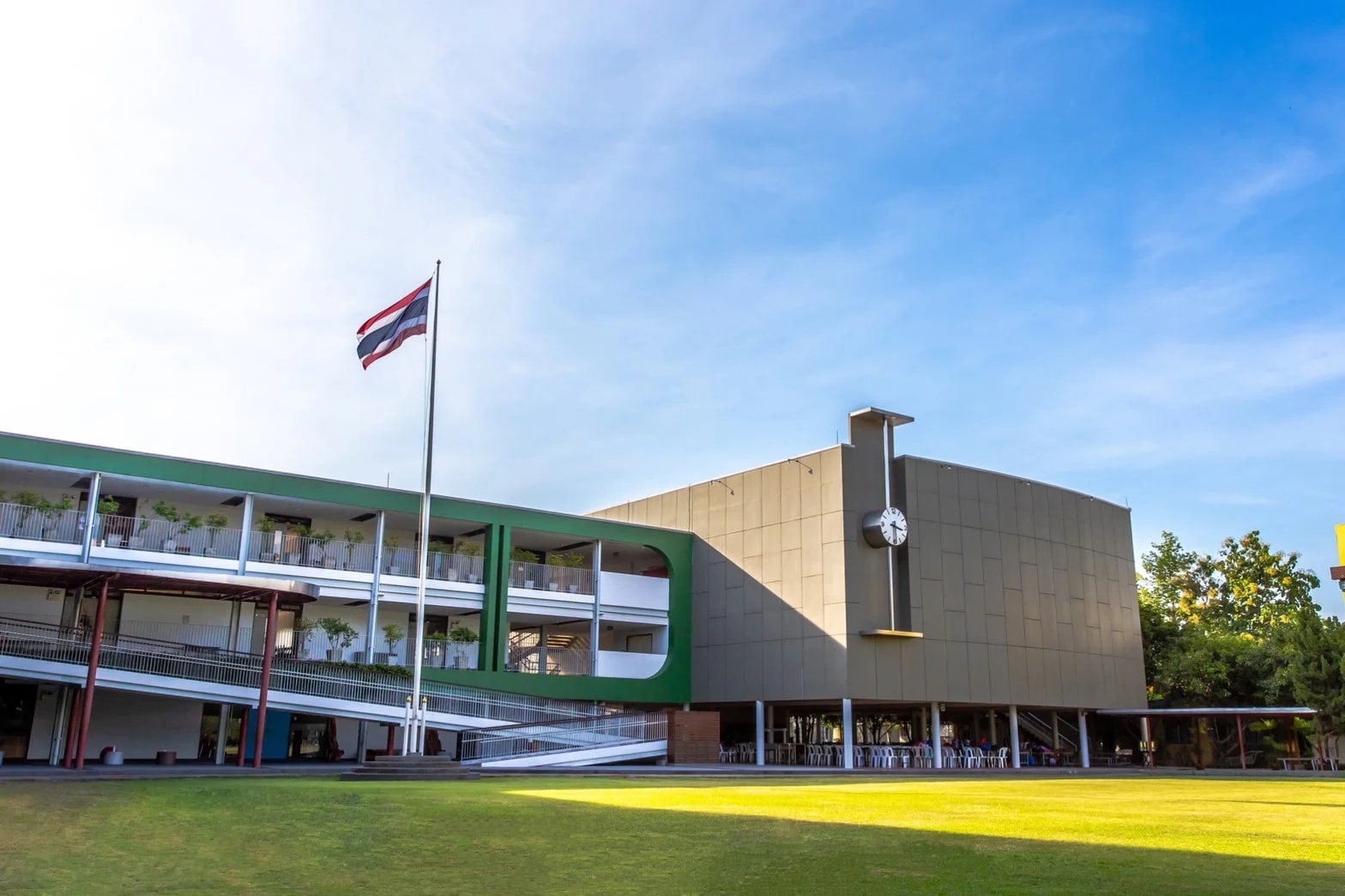 นักเรียนทำงานร่วมกันที่โรงเรียนปลูกปัญญา