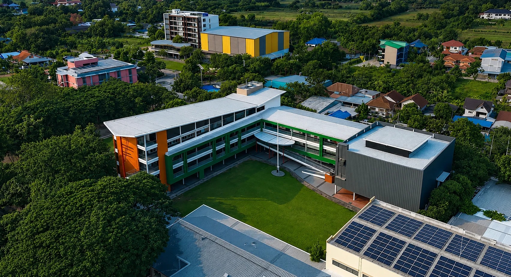 นักเรียนทำงานร่วมกันที่โรงเรียนปลูกปัญญา