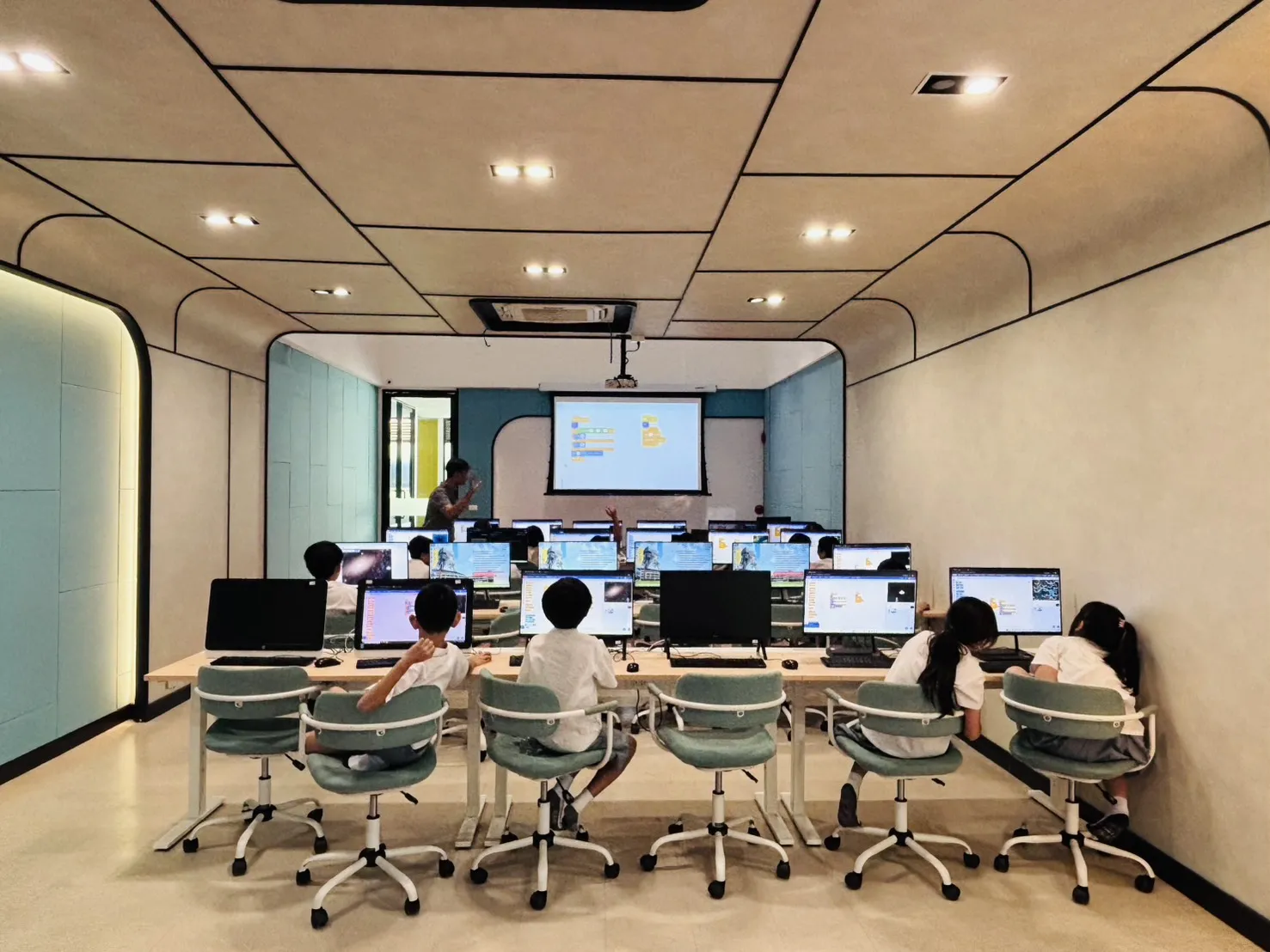 ห้องปฏิบัติการหุ่นยนต์และสะเต็มศึกษา (STEM)