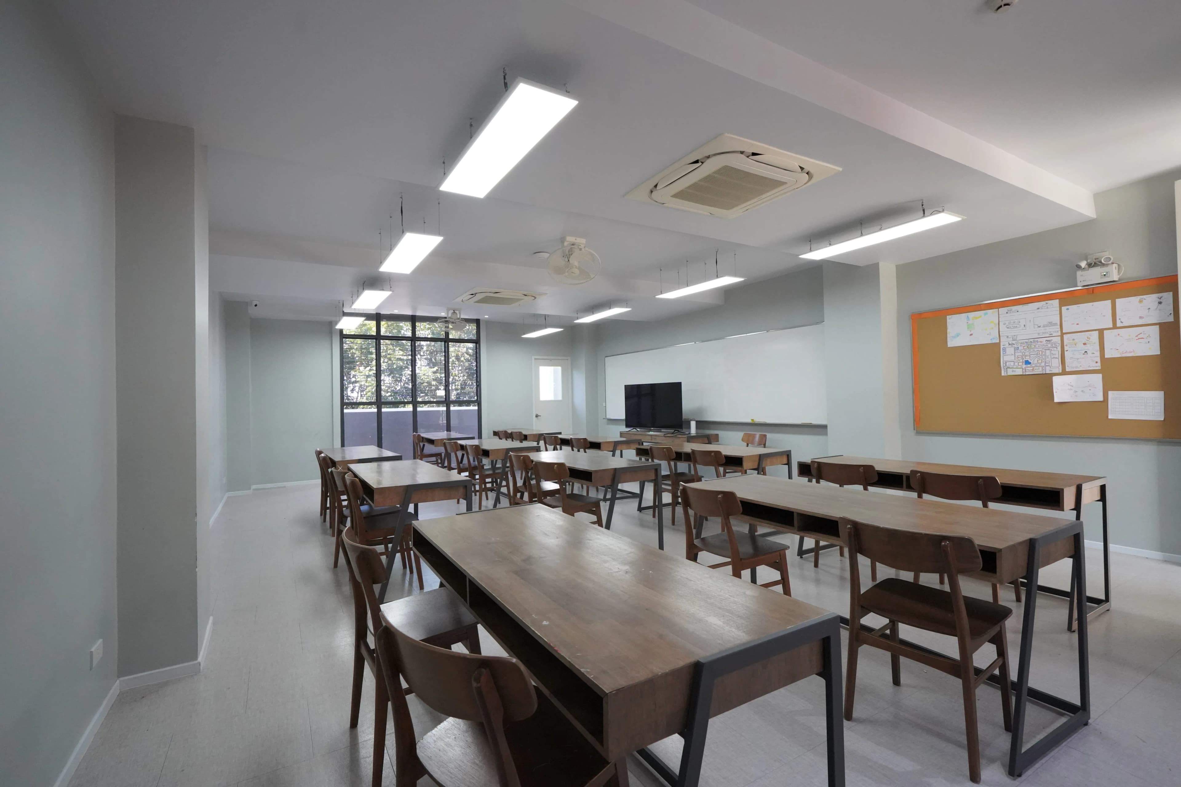 ห้องเรียนทันสมัยพร้อมอุปกรณ์การเรียนการสอนครบครัน