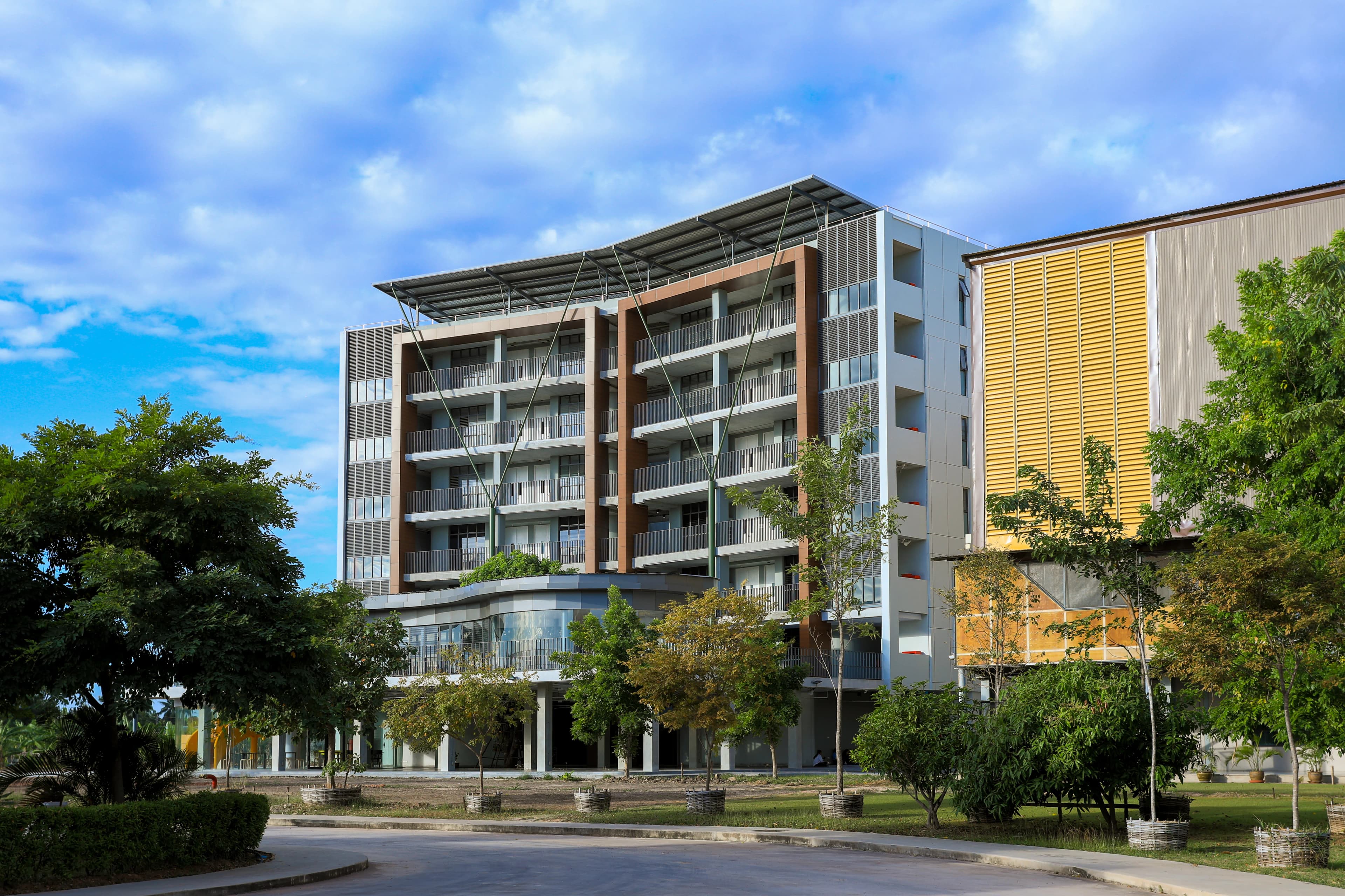 ทัศนียภาพบริเวณรอบโรงเรียนและอาคารเรียน